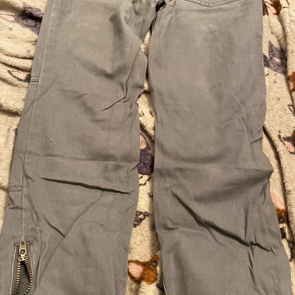 Gray so 2 skinny pants with zippers by cottonon.com - only wore them once. - Picture 6 of 6